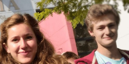 Jeunes diplômés NEOMA souriants, devant l’entrée du campus